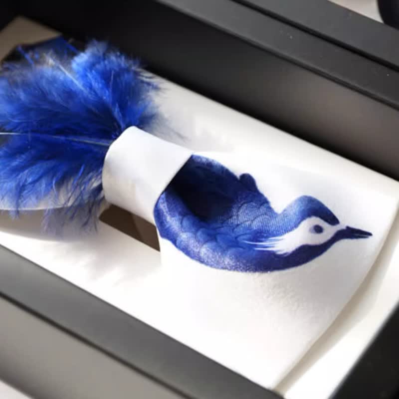 Nœud papillon en plumes d'oiseau bleu marine et blanc pur