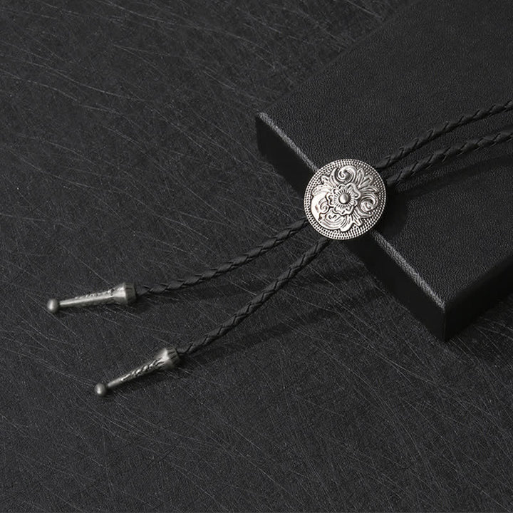 Cravate bolo classique tendance avec motif de fleur sculptée ronde