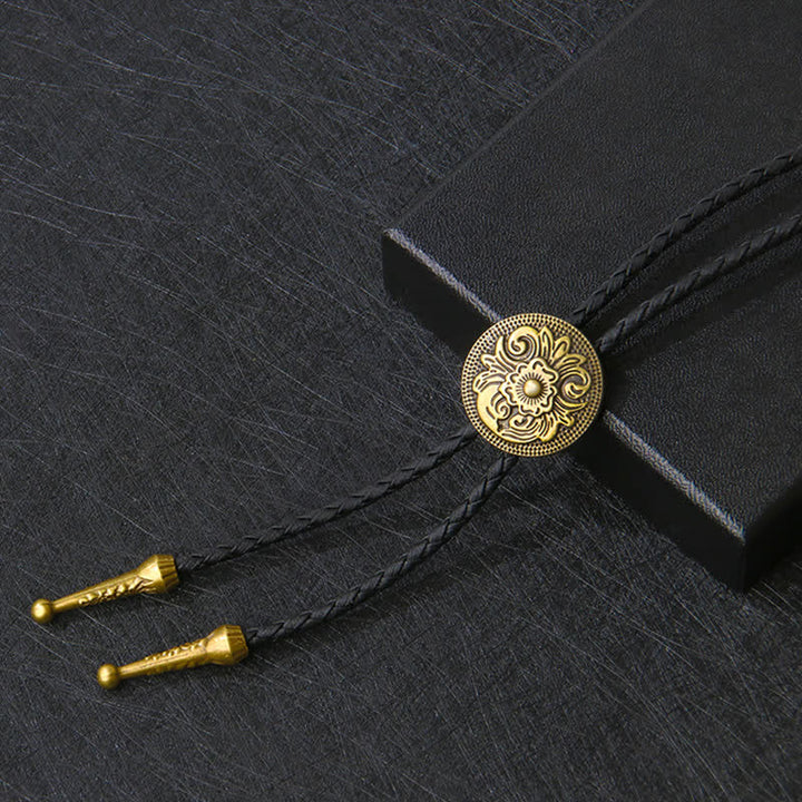 Cravate bolo classique tendance avec motif de fleur sculptée ronde