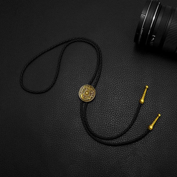 Cravate bolo classique tendance avec motif de fleur sculptée ronde