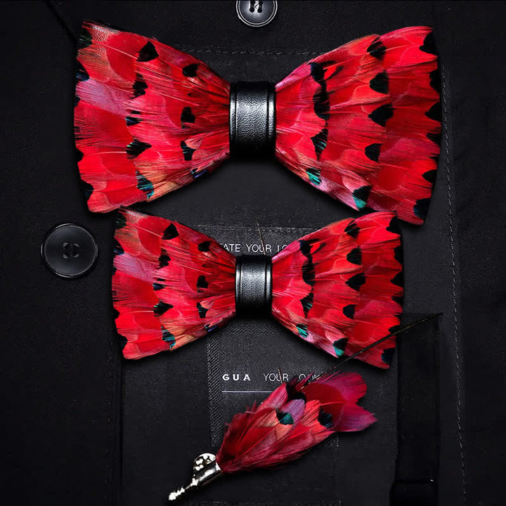 Nœud papillon en plumes de queue de pinson rouge pour enfant avec épingle à revers