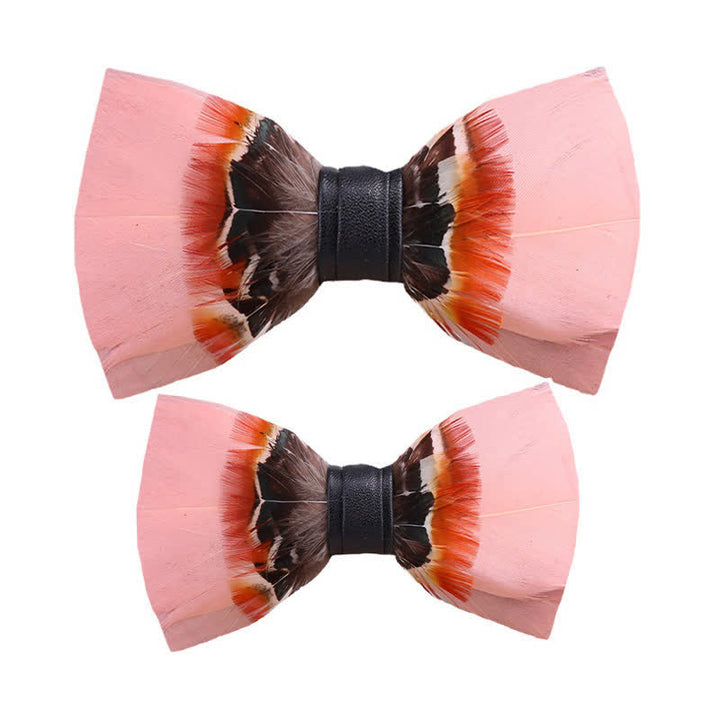 Nœud papillon à plumes rose pop pour enfant avec épingle à revers