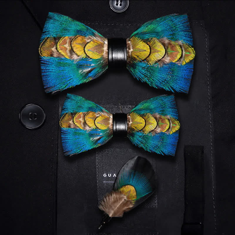 Nœud papillon à plumes bleu et vert-jaune pour enfant avec épingle à revers