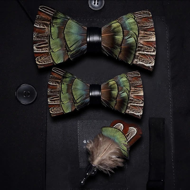 Nœud papillon rétro en plumes marron et vert pour enfant avec épingle à revers