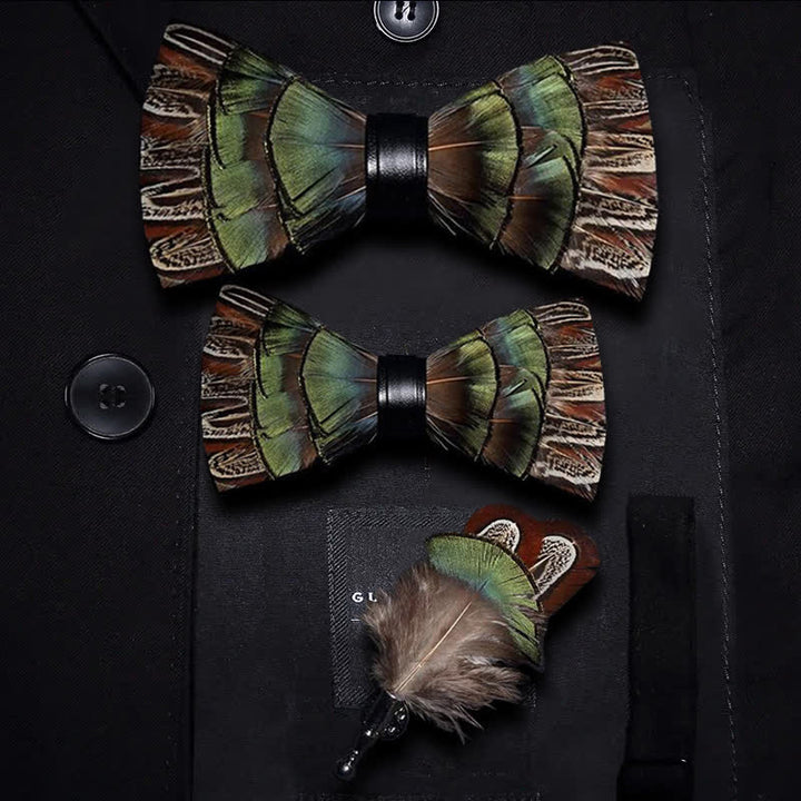 Nœud papillon rétro en plumes marron et vert pour enfant avec épingle à revers