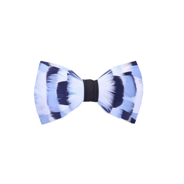 Nœud papillon à plumes en damier bleu et blanc avec épingle à revers
