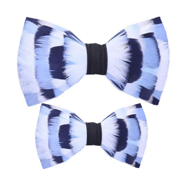 Nœud papillon à plumes en damier bleu et blanc avec épingle à revers