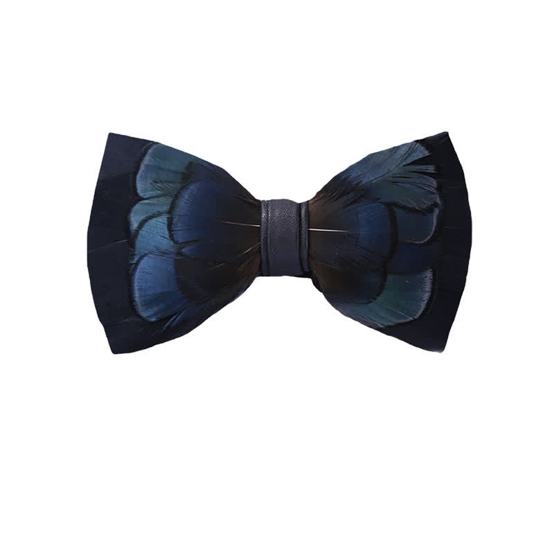Nœud papillon bleu nuit mystérieux en plumes avec épingle à revers