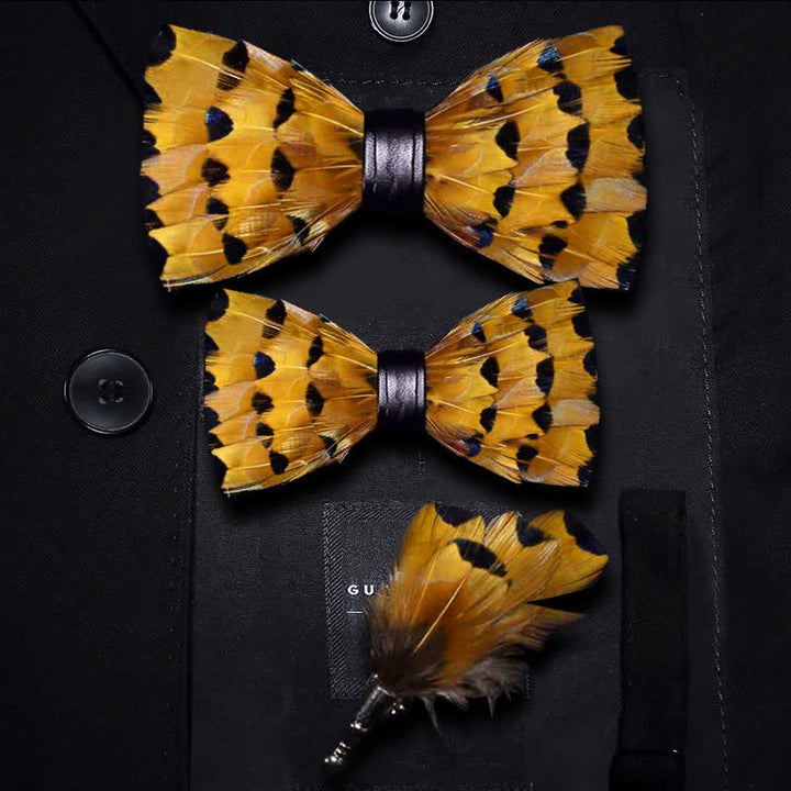 Nœud papillon en plumes de queue de pinson jaune et or avec épingle à revers