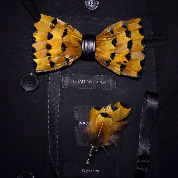 Nœud papillon en plumes de queue de pinson jaune et or avec épingle à revers
