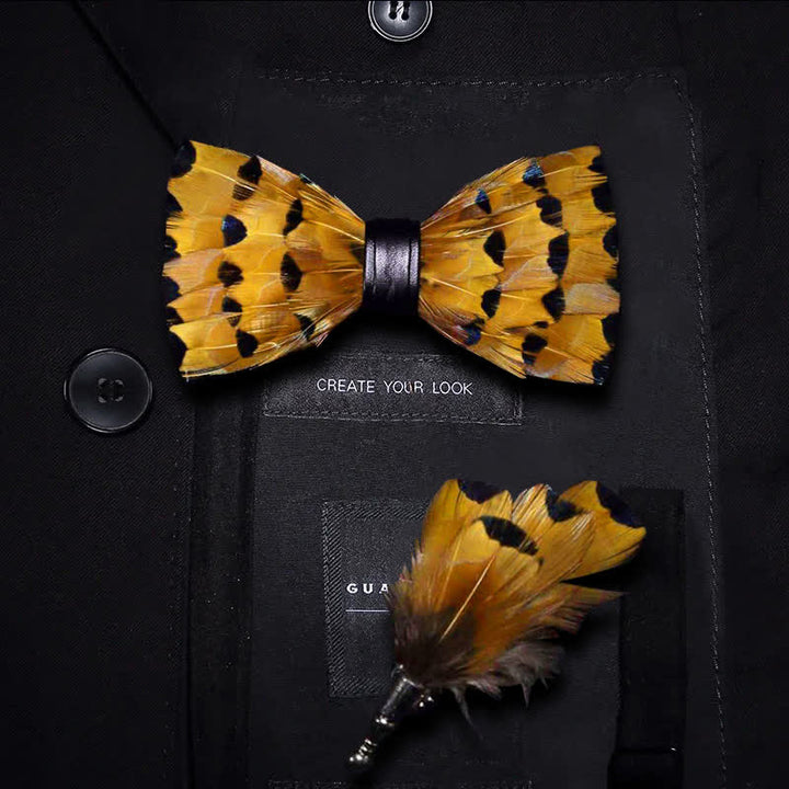 Nœud papillon en plumes de queue de pinson jaune et or avec épingle à revers