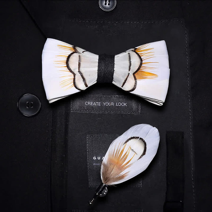 Nœud papillon beige élégant en plumes avec épingle à revers