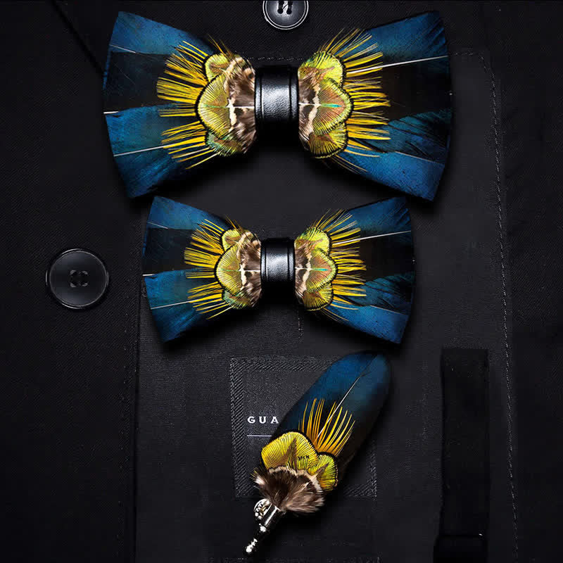 Nœud papillon en plumes de paon bleu et jaune avec épingle à revers