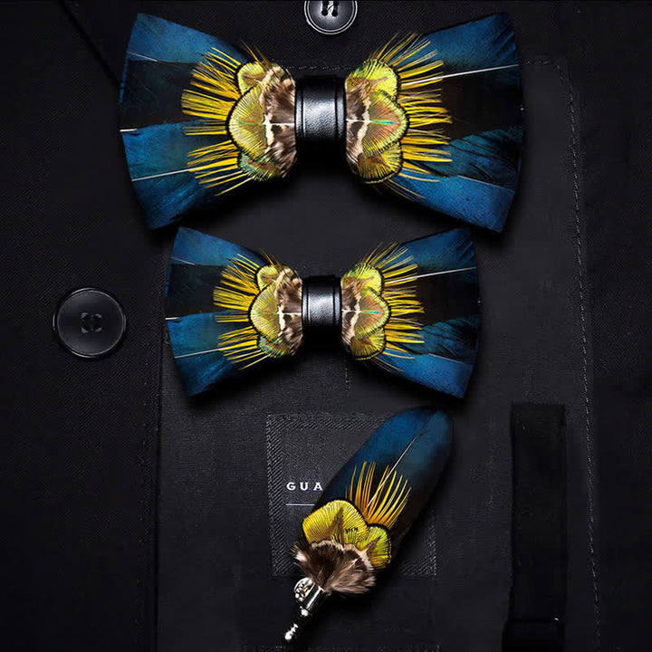 Nœud papillon en plumes de paon bleu et jaune avec épingle à revers