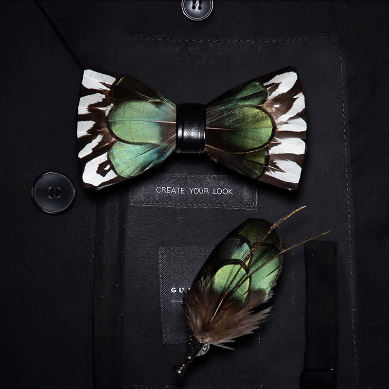 Nœud papillon vert forêt et plumes blanches avec épingle à revers