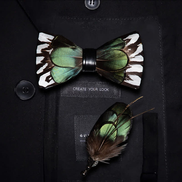 Nœud papillon vert forêt et plumes blanches avec épingle à revers