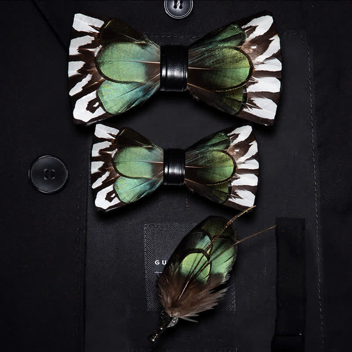 Nœud papillon vert forêt et plumes blanches avec épingle à revers