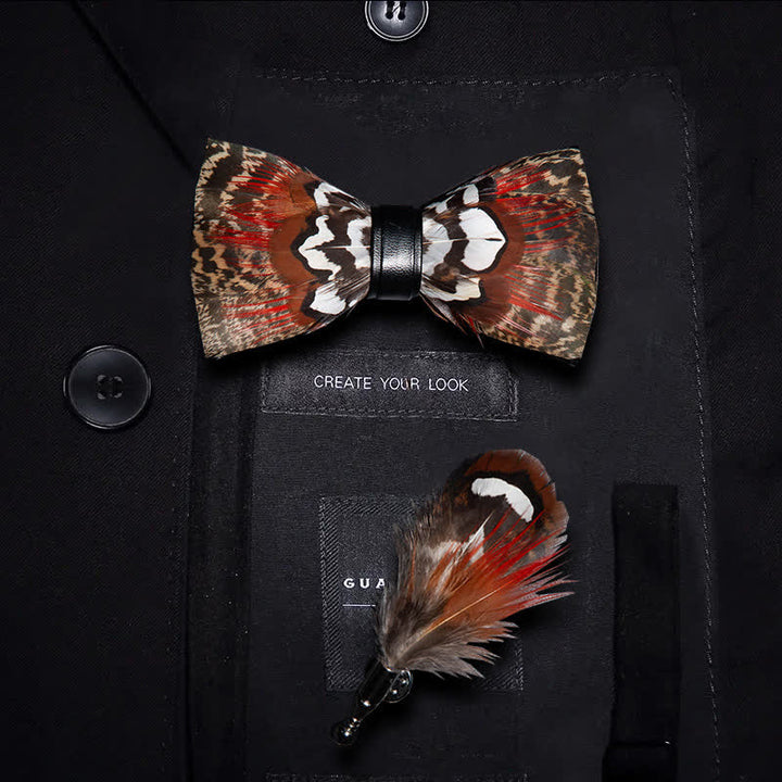 Nœud papillon à plumes marron et rouge avec épingle à revers