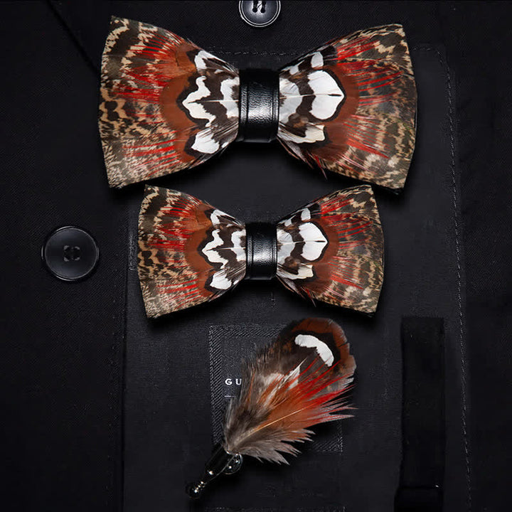 Nœud papillon à plumes marron et rouge avec épingle à revers