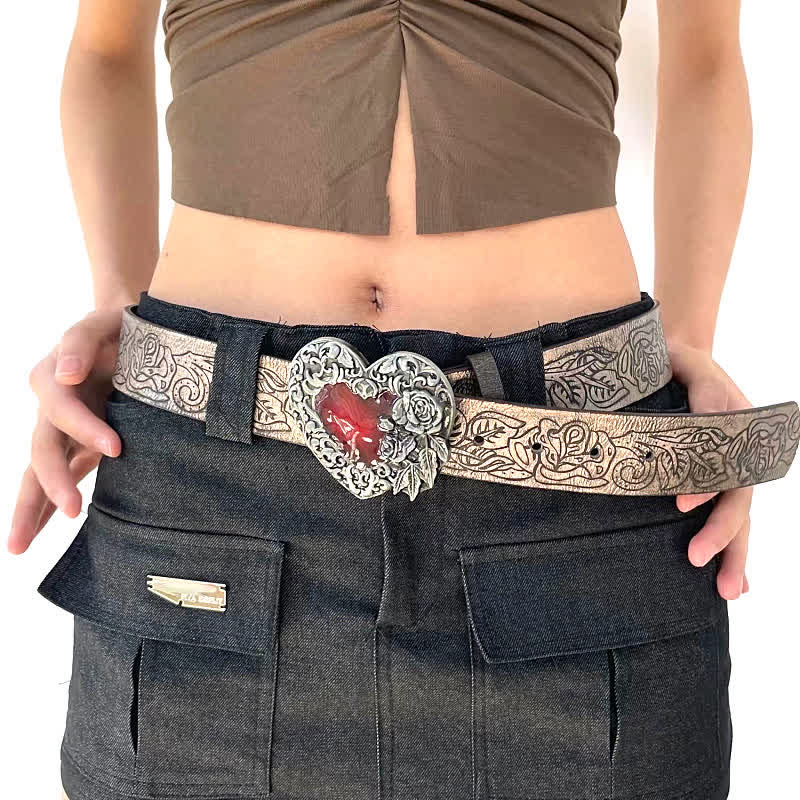 Ceinture en cuir avec motif de rose en relief et cœur en émail rouge