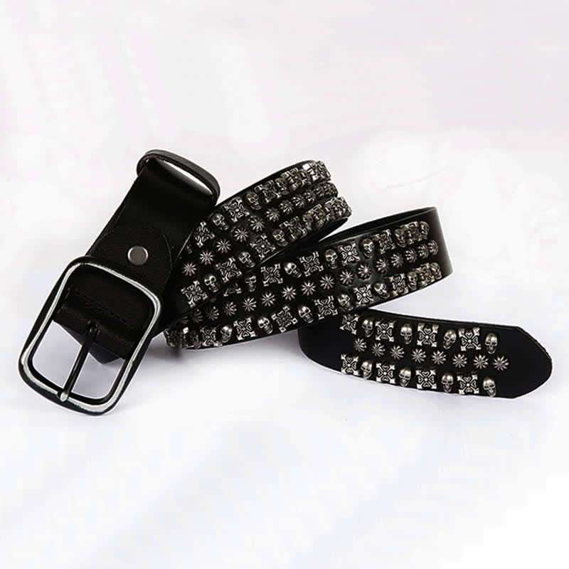 Ceinture en cuir à trois rangées de clous avec têtes de mort et os croisés