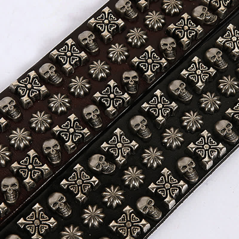 Ceinture en cuir à trois rangées de clous avec têtes de mort et os croisés