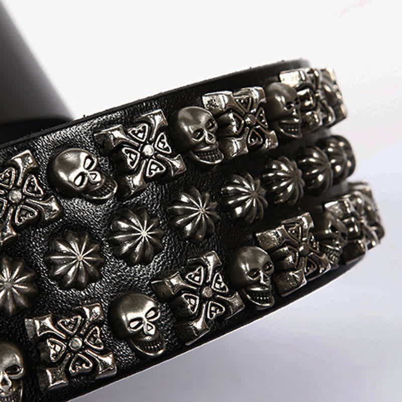 Ceinture en cuir à trois rangées de clous avec têtes de mort et os croisés
