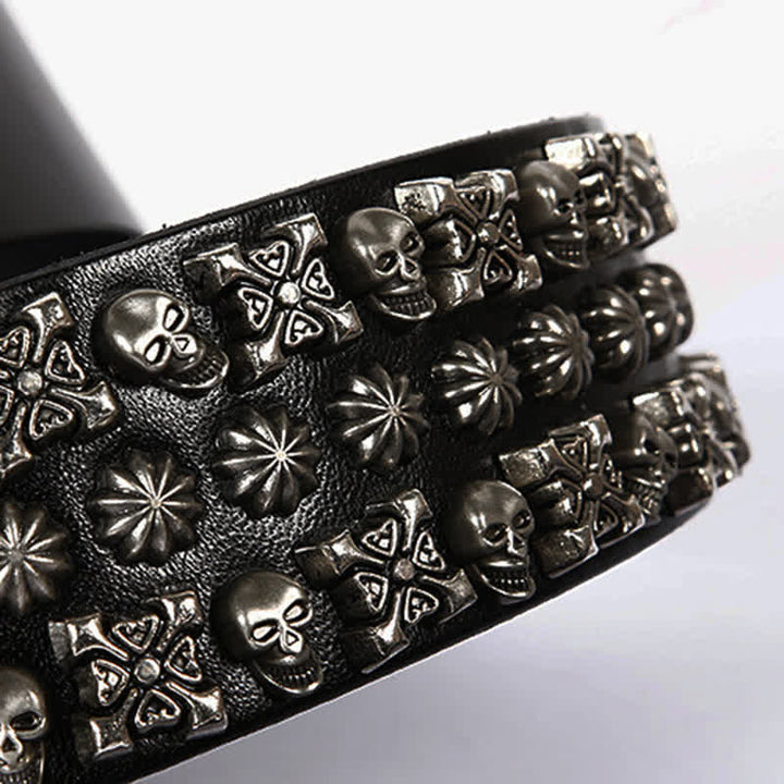 Ceinture en cuir à trois rangées de clous avec têtes de mort et os croisés