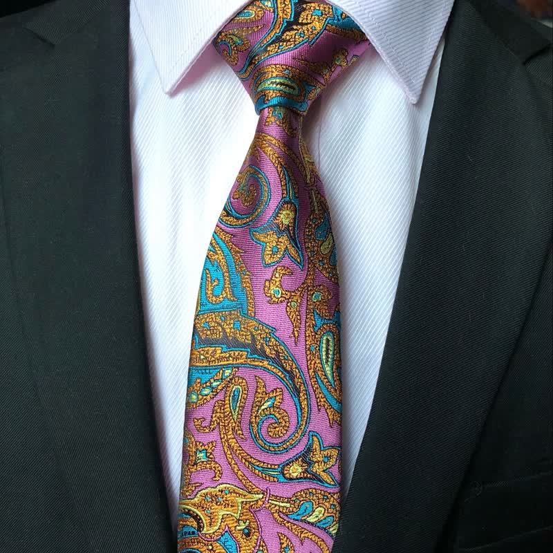 Cravate pour homme à motif cachemire vibrant et fleurs roses et dorées