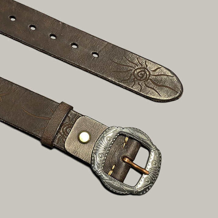 Ceinture en cuir avec boucle argentée et motif soleil rétro en relief
