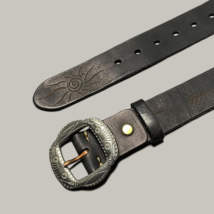 Ceinture en cuir avec boucle argentée et motif soleil rétro en relief