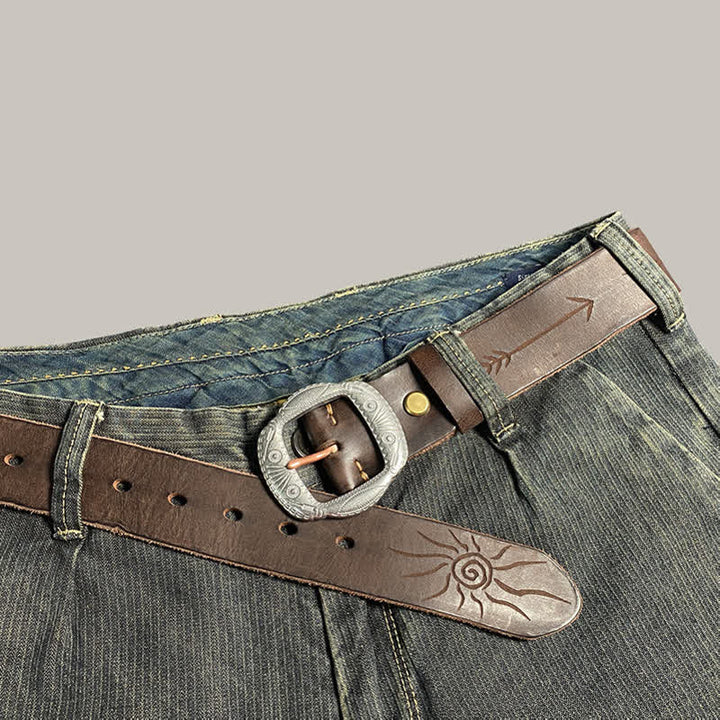 Ceinture en cuir avec boucle argentée et motif soleil rétro en relief