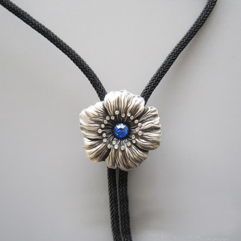 Cravate bolo en forme de fleur avec strass en faux cristal bleu