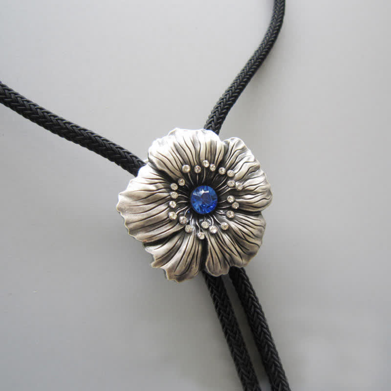 Cravate bolo en forme de fleur avec strass en faux cristal bleu