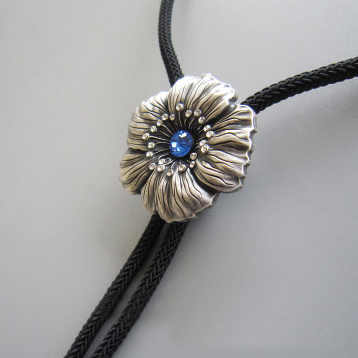 Cravate bolo en forme de fleur avec strass en faux cristal bleu