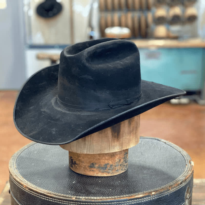 Chapeau de cowboy en laine noire avec noeud papillon vieilli