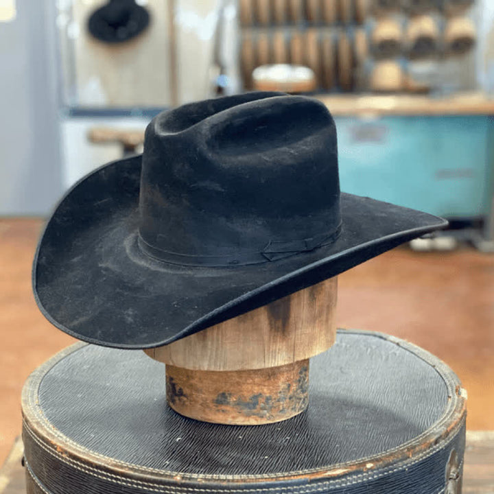 Chapeau de cowboy en laine noire avec noeud papillon vieilli