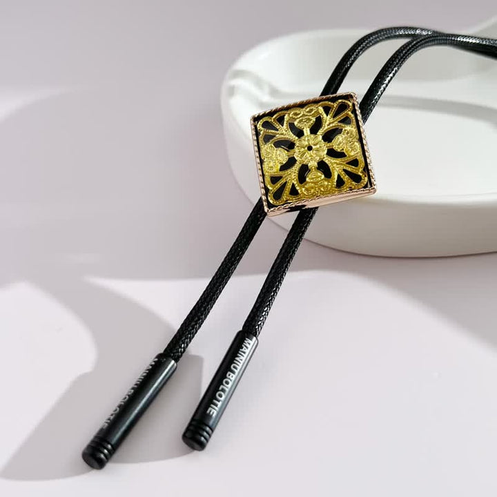 Cravate bolo en forme de diamant à motif de fleurs dorées