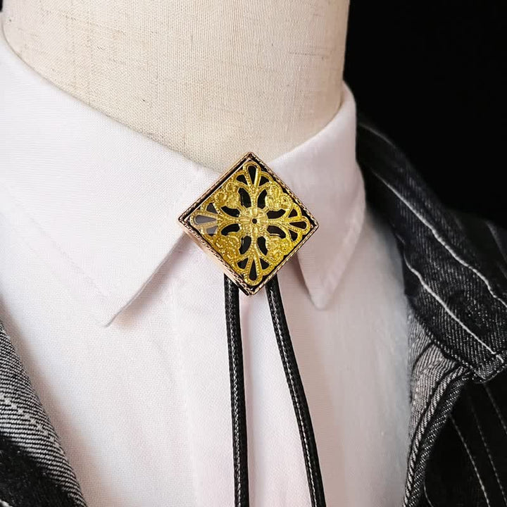 Cravate bolo en forme de diamant à motif de fleurs dorées