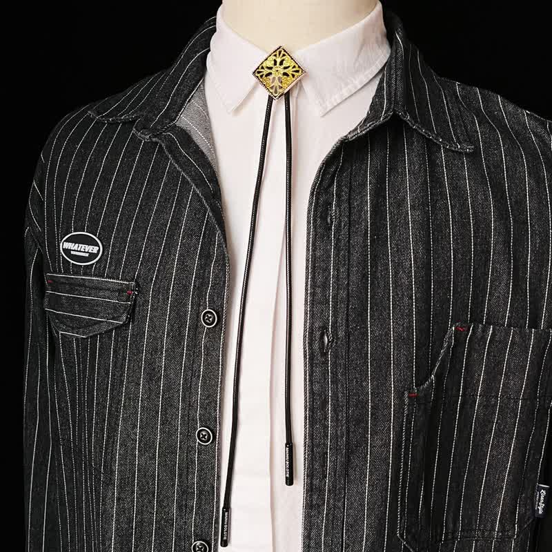 Cravate bolo en forme de diamant à motif de fleurs dorées