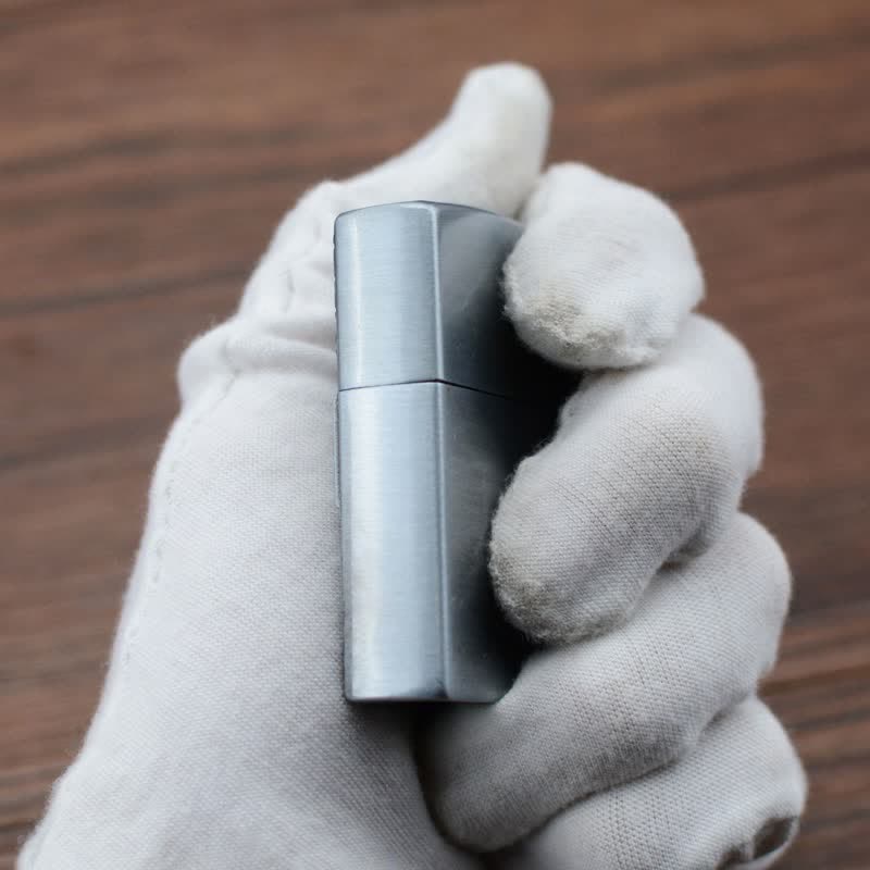 Briquet au butane rechargeable avec meule en relief en forme de croix de Jésus