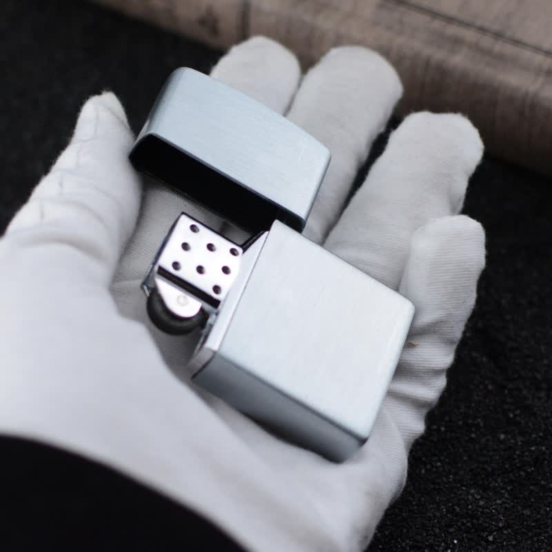 Briquet au butane rechargeable Skull King avec meule
