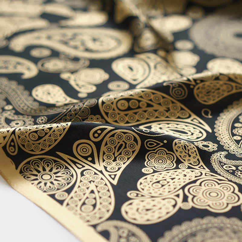 Écharpe carrée de luxe à motif cachemire noir et doré avec boucle d'écharpe