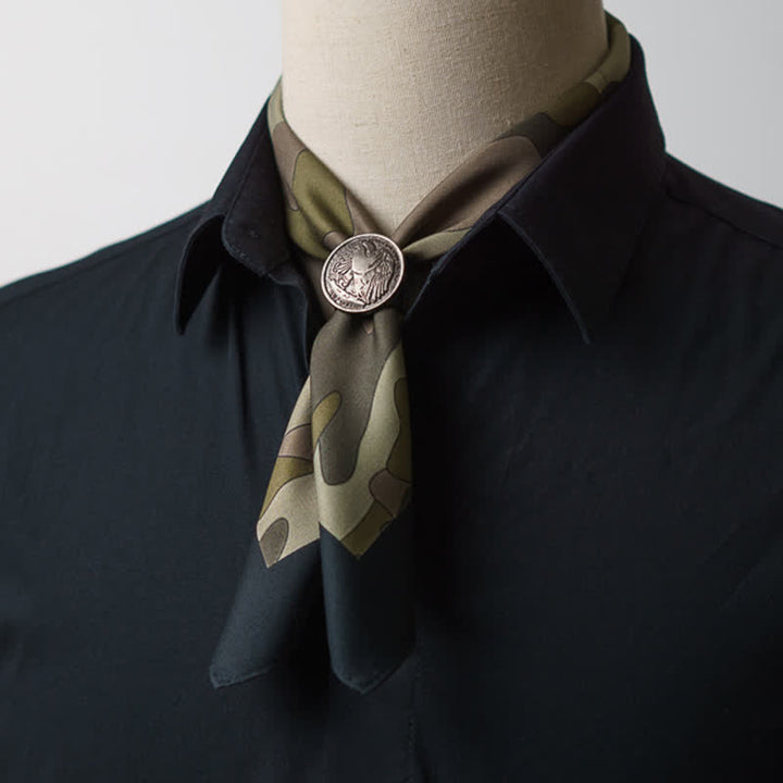 Foulard carré à motif camouflage avec boucle pour foulard