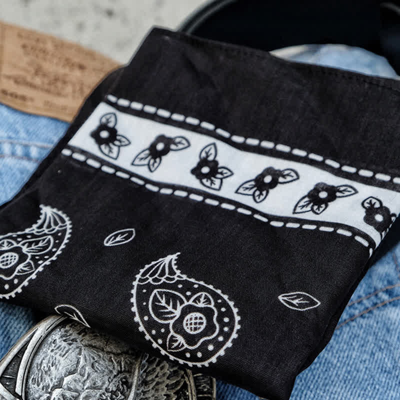 Foulard carré noir à motif cachemire avec boucle en cuir motif lion