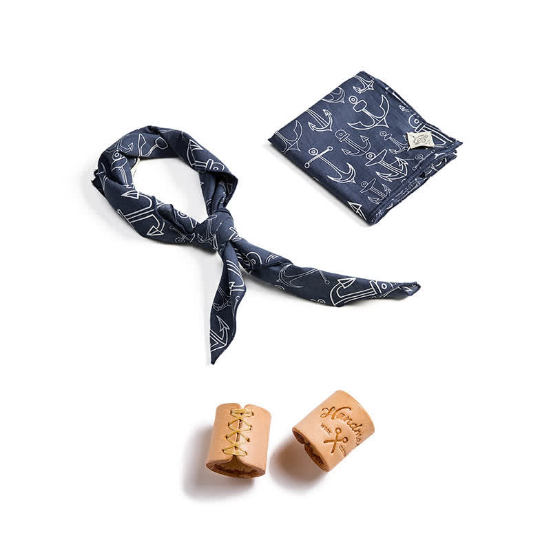 Foulard carré bleu marine avec boucle en cuir