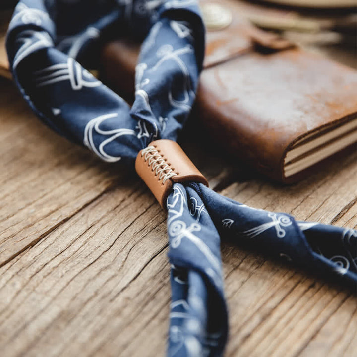 Foulard carré bleu marine avec boucle en cuir