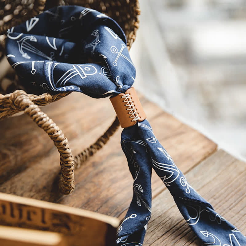 Foulard carré bleu marine avec boucle en cuir