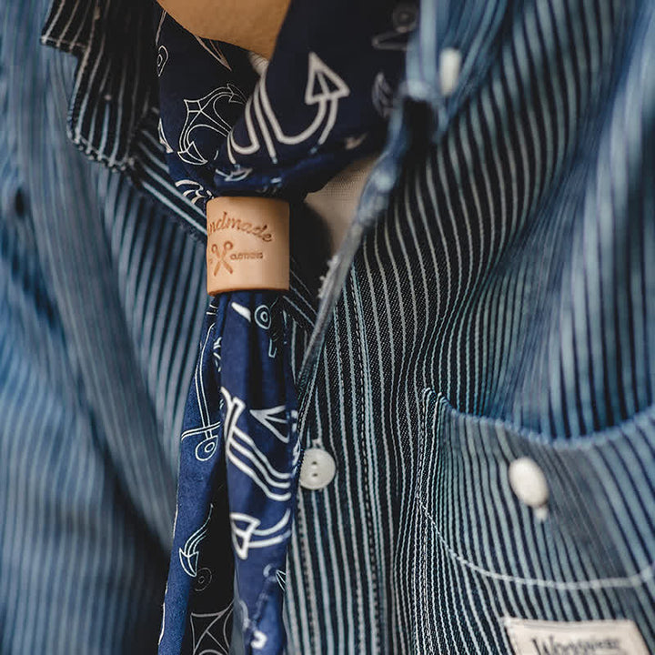 Foulard carré bleu marine avec boucle en cuir