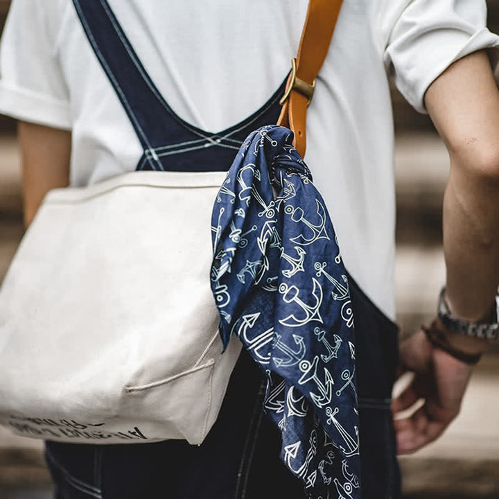 Foulard carré bleu marine avec boucle en cuir